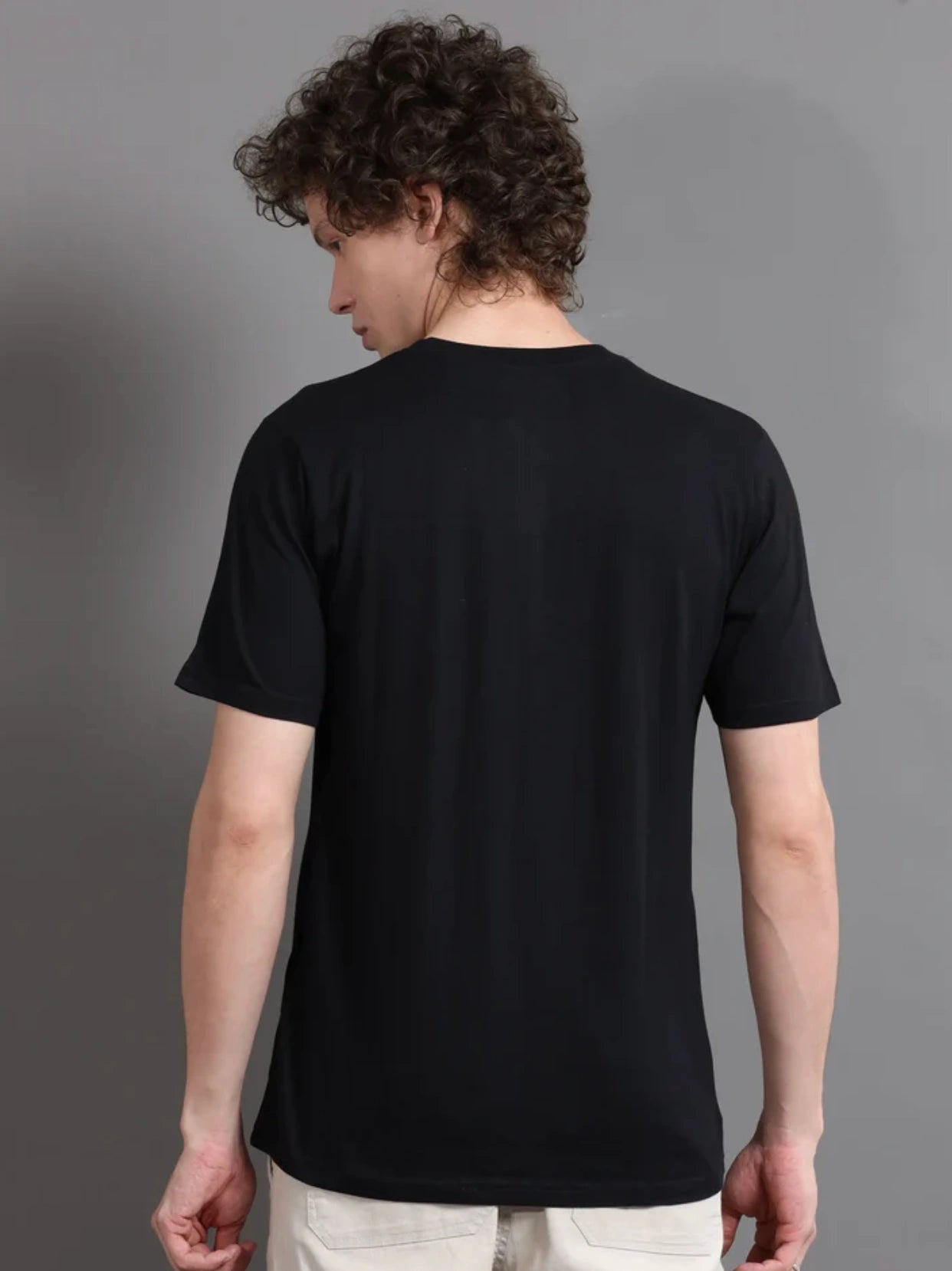 Men Solid Regular Fit T-Shirt - Black